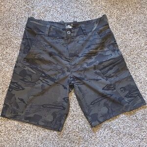 Men's Like New Under Armour Camo Cargo Hybrid Shorts 34 Green Gray Swim Fishing